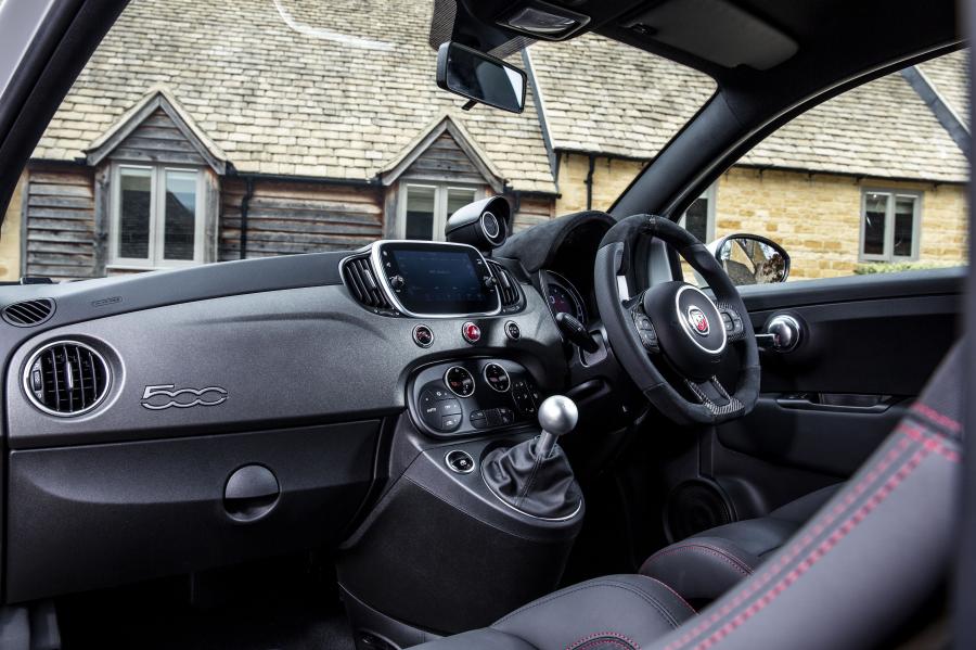 Интерьер Abarth 595 esseesse 2019 года  (UK) (фото 15 из 15)
